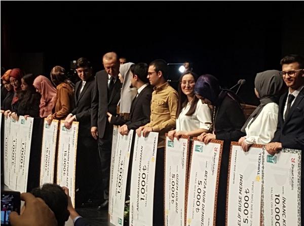 Öğrencimiz Gizem GÜLBÜZ Türkiye 3.sü oldu ve ödülünü Cumhurbaşkanımız Sayın Recep Tayyip ERDOĞAN´ın da katıldığı törende aldı.