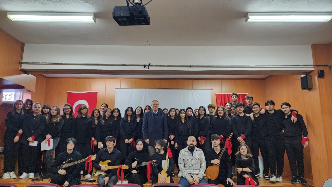 İnsan Hakları ve Demokrasi Haftası Etkinlikleri Kapsamında Müzik ve Şiir Dinletisi Okulumuzda Düzenlendi